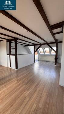 Wohnzimmer/Küche - Helle Maisonette-Dachgeschosswohnung mit Balkon & Loft-Charakter