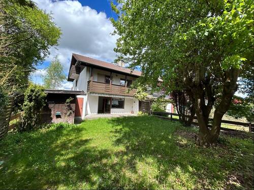 Blick vom Garten zum Haus - Doppelhaushälfte mit 176,00 m&sup2; in Bad Aibling zum Kaufen
