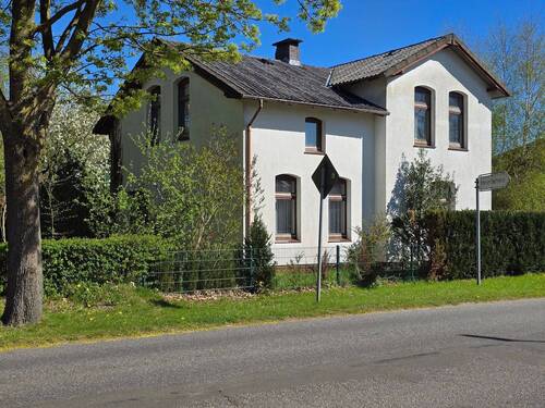 Straßenansicht .jpg - Charmantes Haus mit viel Potenzial – ideal für Familien und Handwerker