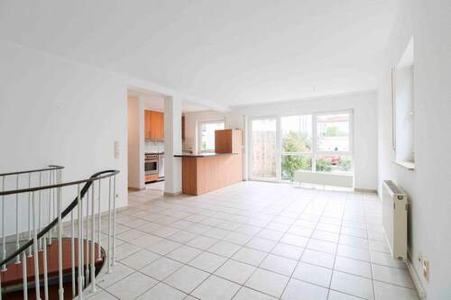 Wohnzimmer EG - Wohnen auf 2 Ebenen: Charmante Maisonette mit großem Garten, Terrasse & Stellplatz in Büttelborn