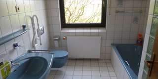 das Bad mit Dusche und Wanne - 