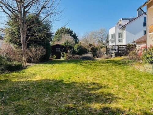 großzügiger Garten - 8 Zimmer Mehrfamilienhaus, Wohnhaus zum Kaufen in Singen