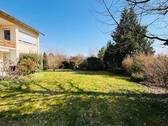 schöne Gartenfläche - 8 Zimmer Mehrfamilienhaus, Wohnhaus in Singen