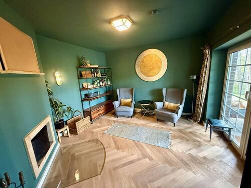 Kaminzimmer mit offenem Kamin - 