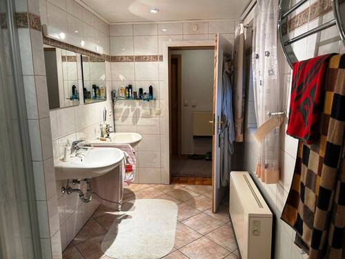 Badezimmer mit Dusche im UG - 