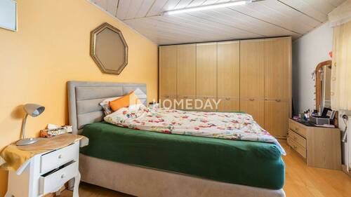 1. OG Schlafzimmer 1 - 