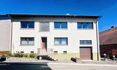 Straßenansicht - Queidersbach - Geräumiges Ein-Zweifamilienhaus mit Garage und Garten