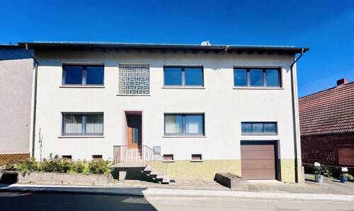 Straßenansicht - Queidersbach - Geräumiges Ein-Zweifamilienhaus mit Garage und Garten