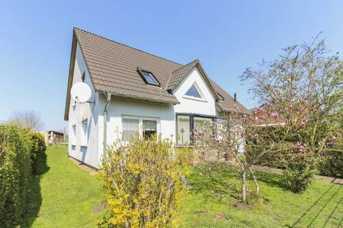 Titelbild Außenansicht - Familienfreundliches Haus mit großem Garten und verglaster Terrasse in idyllischer Feldrandlage