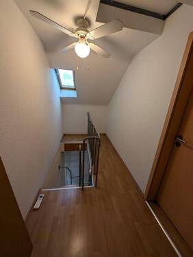 Flur im Dachgeschoss - 3 Zimmer Reihenmittelhaus zur Miete in Bornheim