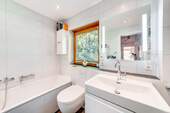 Badezimmer im OG - Reihenmittelhaus mit 133,60 m² in München zur Miete