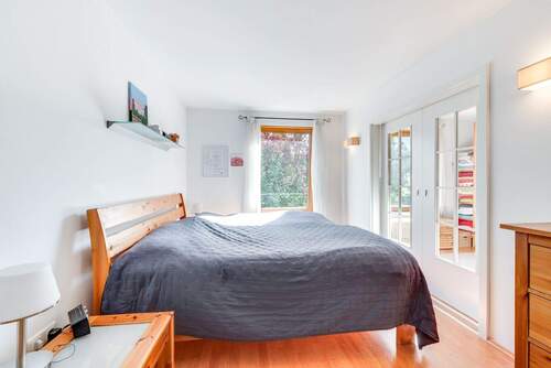 Schlafzimmer mit Zugang zum Ankleidezimmer - 