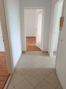 Flur 1 - 3 Zimmer Etagenwohnung in Regis-Breitingen