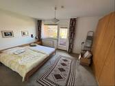 Zimmer OG mit Zugang zum Balkon - 