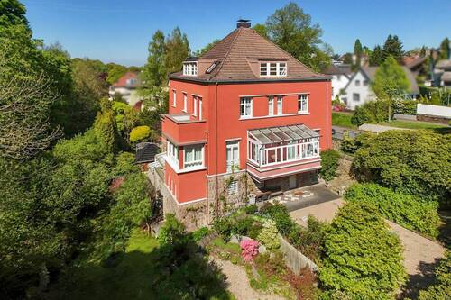 Hausansicht - Stilvolle Eleganz in Bestlage! Großzügiges Anwesen für gehobene Ansprüche