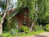 Vordergiebel - Klein, urig, echt ostfriesisch. Einfamilienhaus auf großem Grundstück.