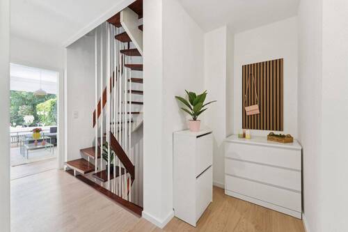 Flur EG mit Garderobe - 5 Zimmer Reihenmittelhaus in Göttingen