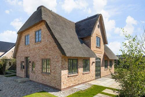 Bild 1 - Großzügiges Neubau-Doppelhaus unter Reet in toller Lage von Wenningstedt