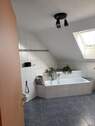 Bad oben mit Wanne und Dusche - 