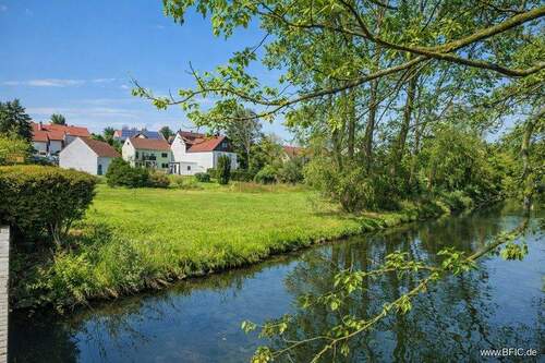 Germerswang - Baugrundstück direkt an der Maisach mit bewohnbarem Altbestand und Grünfläche in Maisach Germerswang
