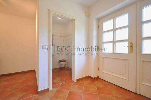 Eingangsbereich mit Gäste-WC - 