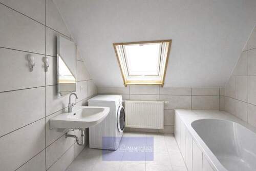 Helles Badezimmer im Dachboden - 