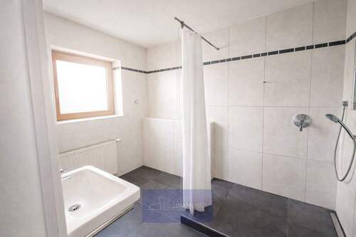 Modernes Badezimmer im natürlichen Licht - 