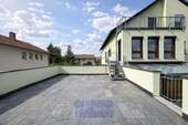 Helle Terrasse im Sonnenschein - WOHNUNGSPAKET 2 EINHEITEN: 8 ZIMMER, GARTEN, GROSSE DACHTERRASSE & DOPPELGARAGE, EBK, BALKON