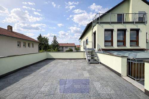 Helle Terrasse im Sonnenschein - WOHNUNGSPAKET 2 EINHEITEN: 8 ZIMMER, GARTEN, GROSSE DACHTERRASSE & DOPPELGARAGE, EBK, BALKON