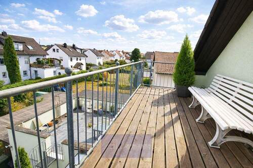 Balkon im sonnigen Nachbarschaftsviertel - 8 Zimmer Etagenwohnung in Adelsdorf