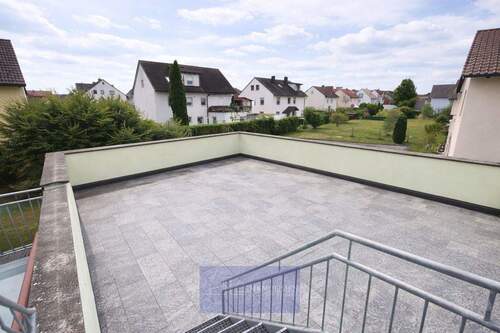 Leere Terrasse im Nachmittagssonnenlicht - Etagenwohnung mit 207,50 m&sup2; in Adelsdorf zum Kaufen