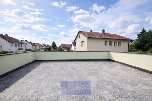 Leere Dachterrasse in der Mittagssonne - 