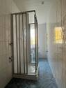 Bad mit Dusche, Fenster, WM-Anschluss - 3 Zimmer Etagenwohnung in Wilkau-Haßlau
