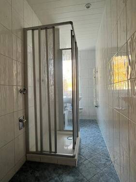 Bad mit Dusche, Fenster, WM-Anschluss - 3 Zimmer Etagenwohnung in Wilkau-Haßlau