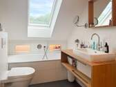Bad mit Badewanne und Dusche im OG - 