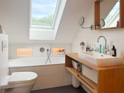 Bad mit Badewanne und Dusche im OG - 