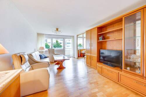 Wohnzimmer - AIGNER - Gepflegte 3-Zimmer-Wohnung mit Süd-Balkon in ruhiger Lage von München-Ramersdorf