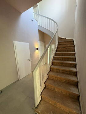 Treppenhaus in obere Wohnung - 