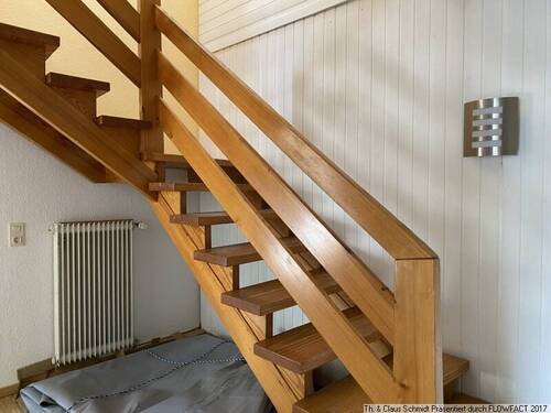 Treppe nach oben in der Gewerbeeinheit - 