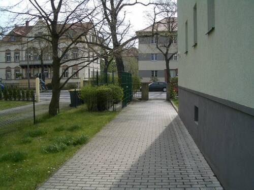 Weg zum Haus - 2 Zimmer Etagenwohnung zum Kaufen in Dresden