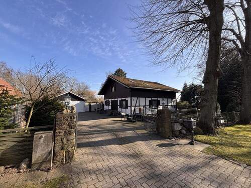 Einfahrt zum Grundstück - 