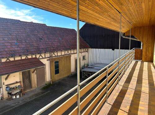 Großzügiger Balkon mit Blick auf den Hof - 