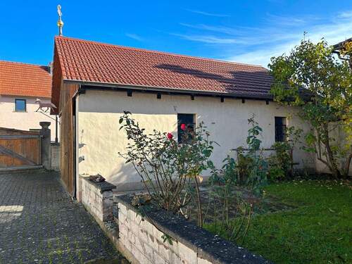 Nebengebäude und kleine Grünfläche - 