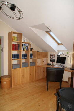 Bürobereich im Wohnzimmer - 