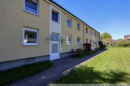 01 Objektansicht Vorderseite - Modernisierte 3-Zi-Erdgeschosswohung mit großer Terrasse