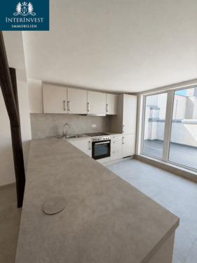 Küche Gutenbenbergsraße mit Blick auf den Balkon - Erstbezug nach Modernisierung - Dachgeschosswohnung mit Küche 