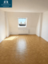Wohnzimmer Gutenbergstraße mit Blick nach zum Fenster (KI optimiert) - 
