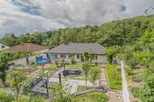 Ansicht vom oberen Garten - Freistehendes, kernsaniertes Einfamilienhaus mit Einliegerwohnung, Garten und Garage im Grünen