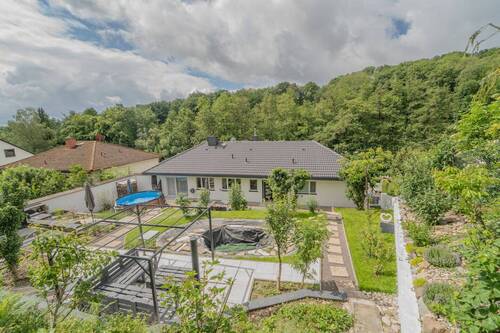 Ansicht vom oberen Garten - Freistehendes, kernsaniertes Einfamilienhaus mit Einliegerwohnung, Garten und Garage im Grünen