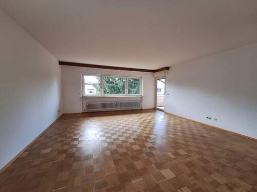 Wohnzimmer mit Zugang zum Balkon - KL -West, schöne Wohnung in gepflegtem Wohnhaus - für 2 Personen geeignet.
